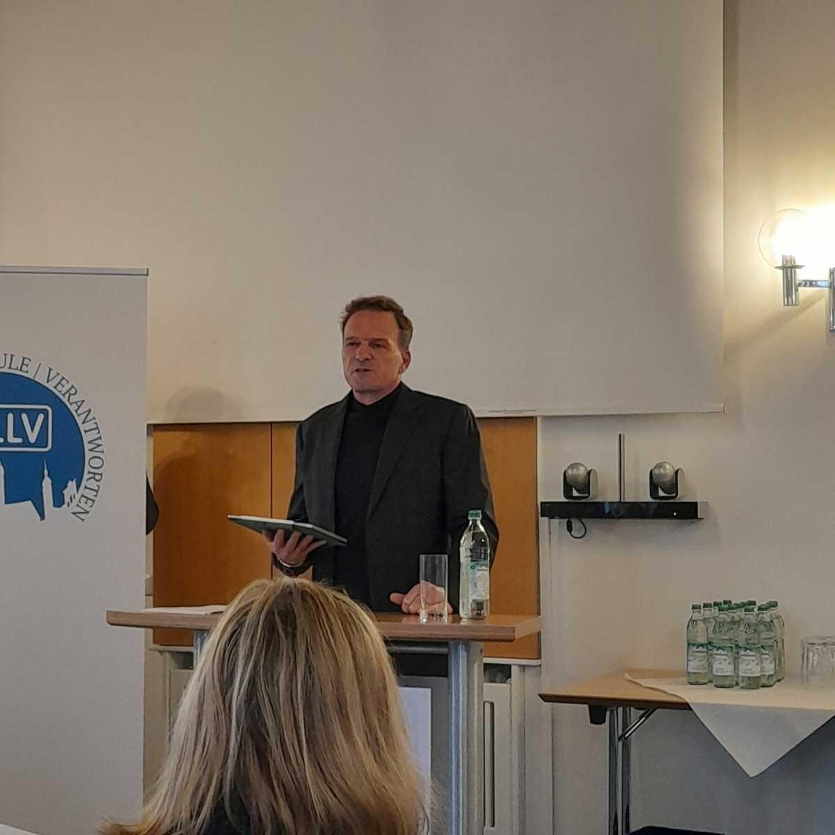 "Mit Mut beginnen die besten Geschichten" - Schulleitungen im Dialog mit Kultusministerin Anna Stolz "Mit Mut beginnen die besten Geschichten" - Schulleitungen im Dialog mit Kultusministerin Anna Stolz