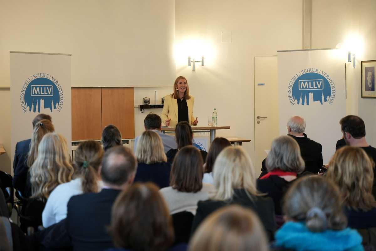 "Mit Mut beginnen die besten Geschichten" - Schulleitungen im Dialog mit Kultusministerin Anna Stolz "Mit Mut beginnen die besten Geschichten" - Schulleitungen im Dialog mit Kultusministerin Anna Stolz