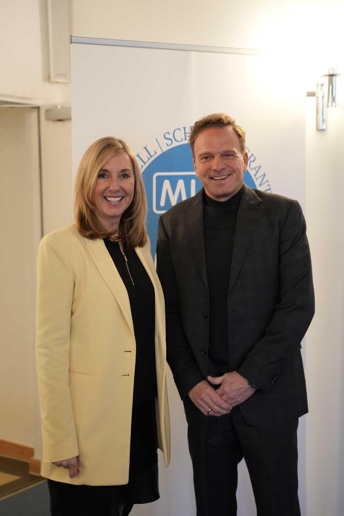 "Mit Mut beginnen die besten Geschichten" - Schulleitungen im Dialog mit Kultusministerin Anna Stolz "Mit Mut beginnen die besten Geschichten" - Schulleitungen im Dialog mit Kultusministerin Anna Stolz