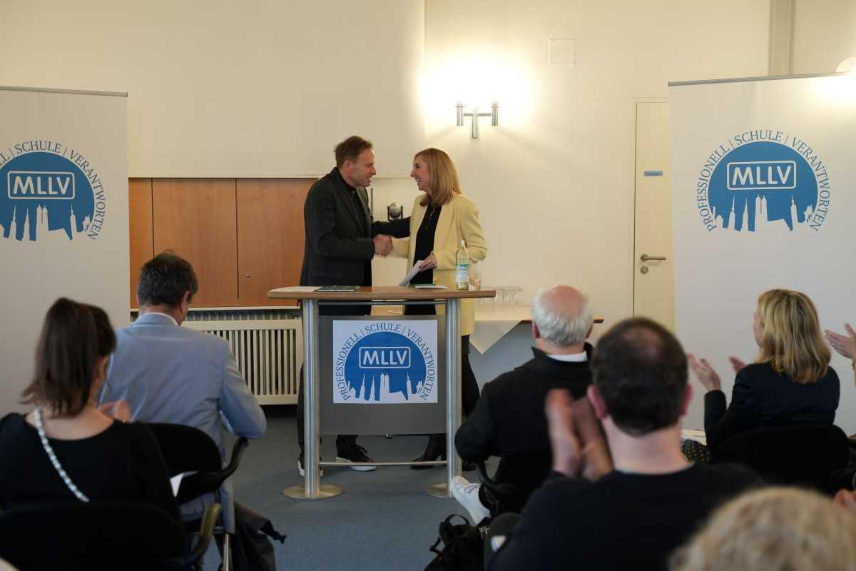 "Mit Mut beginnen die besten Geschichten" - Schulleitungen im Dialog mit Kultusministerin Anna Stolz "Mit Mut beginnen die besten Geschichten" - Schulleitungen im Dialog mit Kultusministerin Anna Stolz