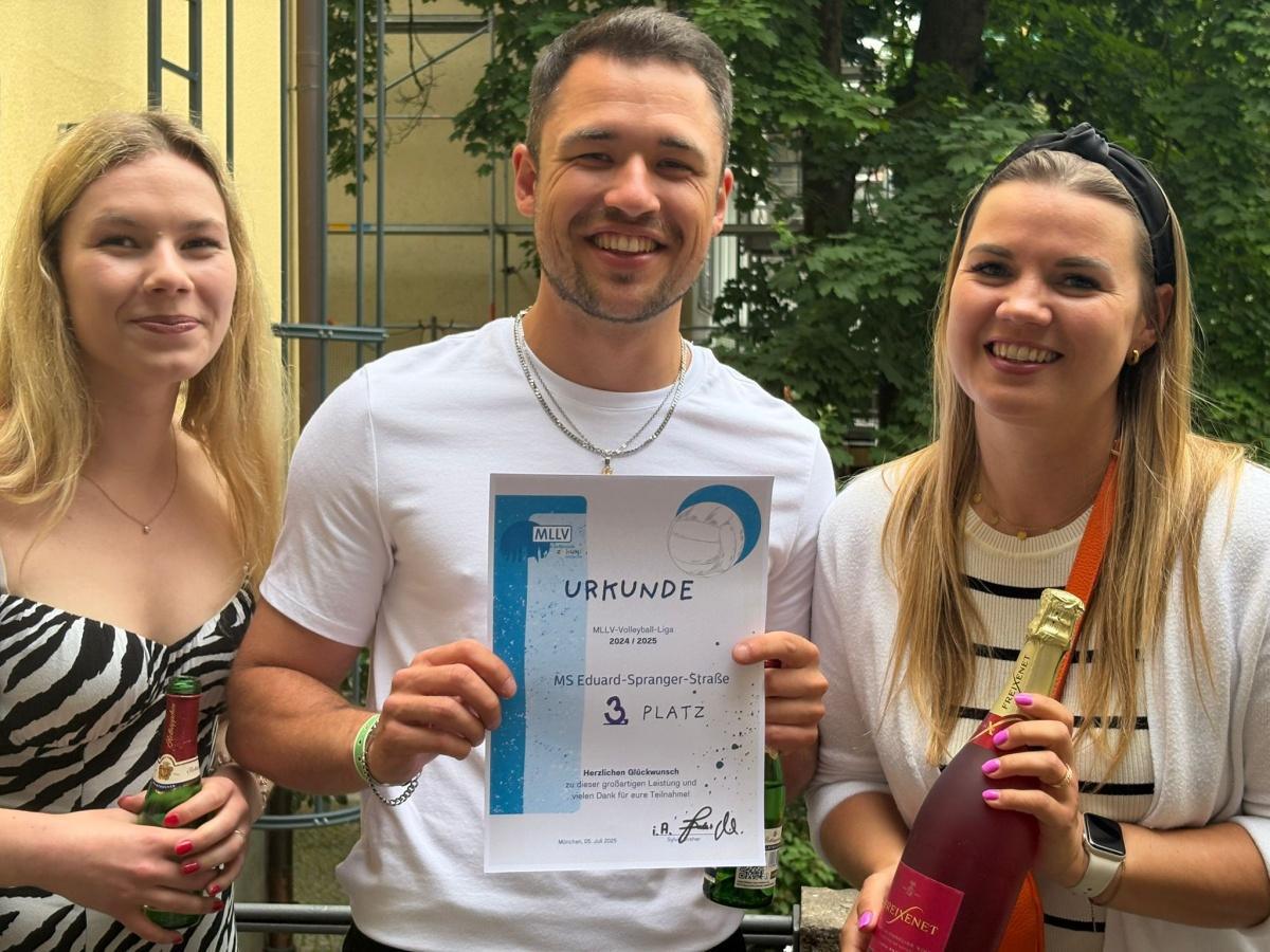 Premiere gelungen – Die erste Münchner Lehrer-Volleyballliga feiert ihren Abschluss! Premiere gelungen – Die erste Münchner Lehrer-Volleyballliga feiert ihren Abschluss!