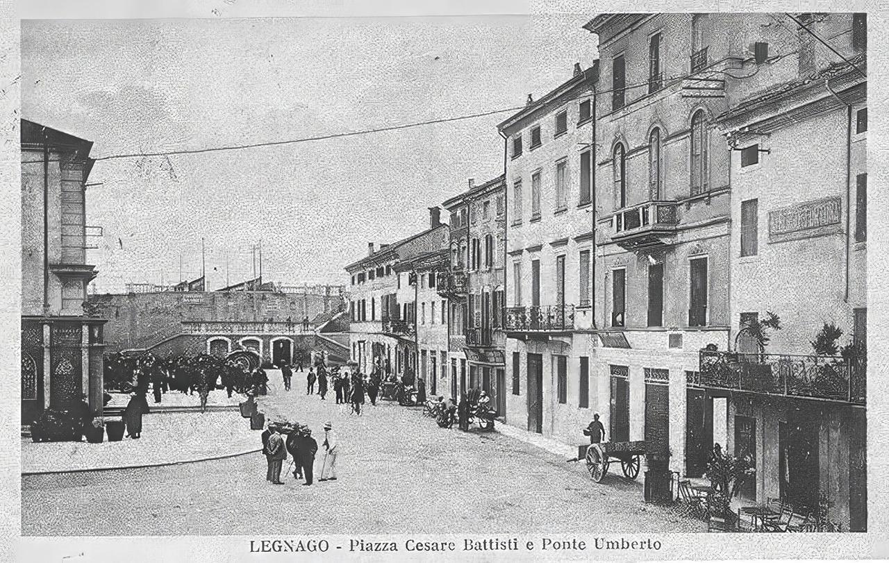 Piazza Cesare Battisti e Ponte Umberto fine anni '20