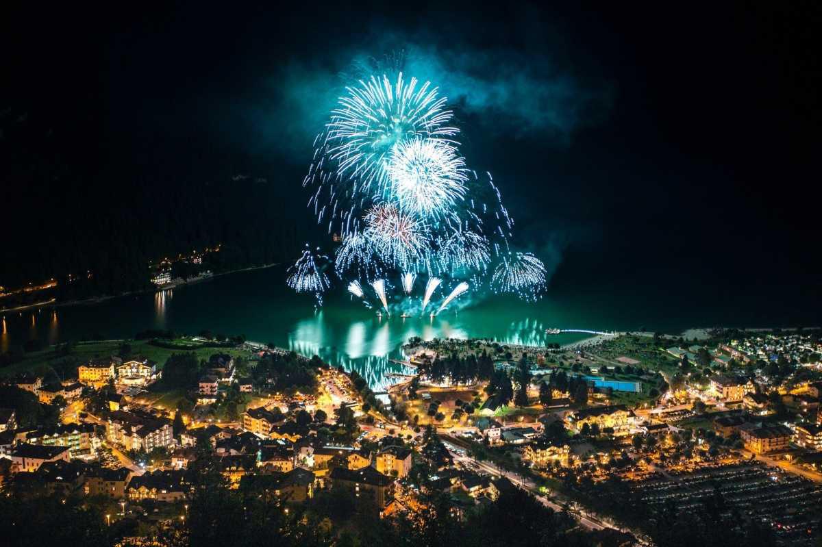 Spettacolo pirotecnico sul Lago di Garda Spettacolo pirotecnico sul Lago di Garda