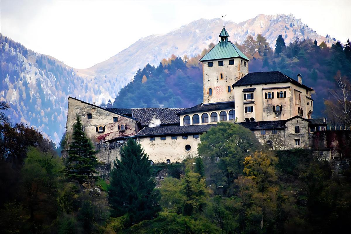 Castello di Castel Ivano Castello di Castel Ivano