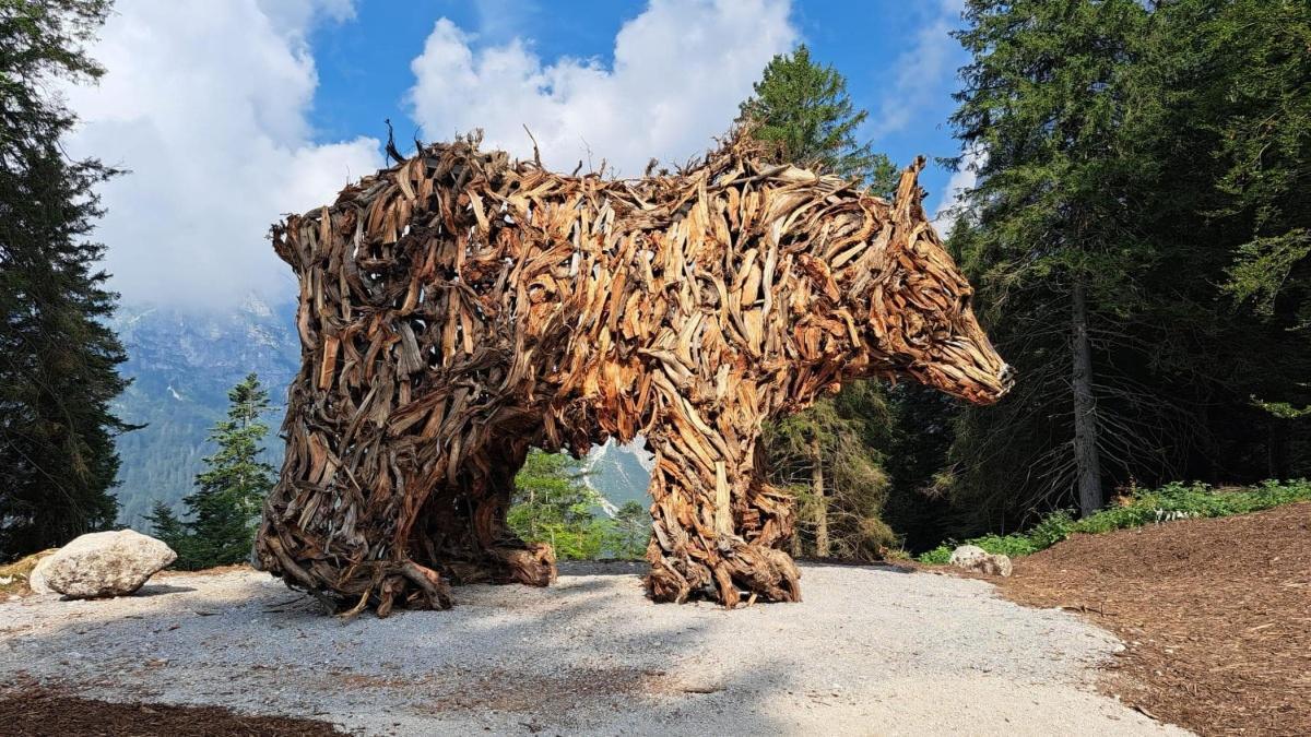 Orso del Pradel (Scultura di Vaia - Marco Martalar) Orso del Pradel (Scultura di Vaia - Marco Martalar)