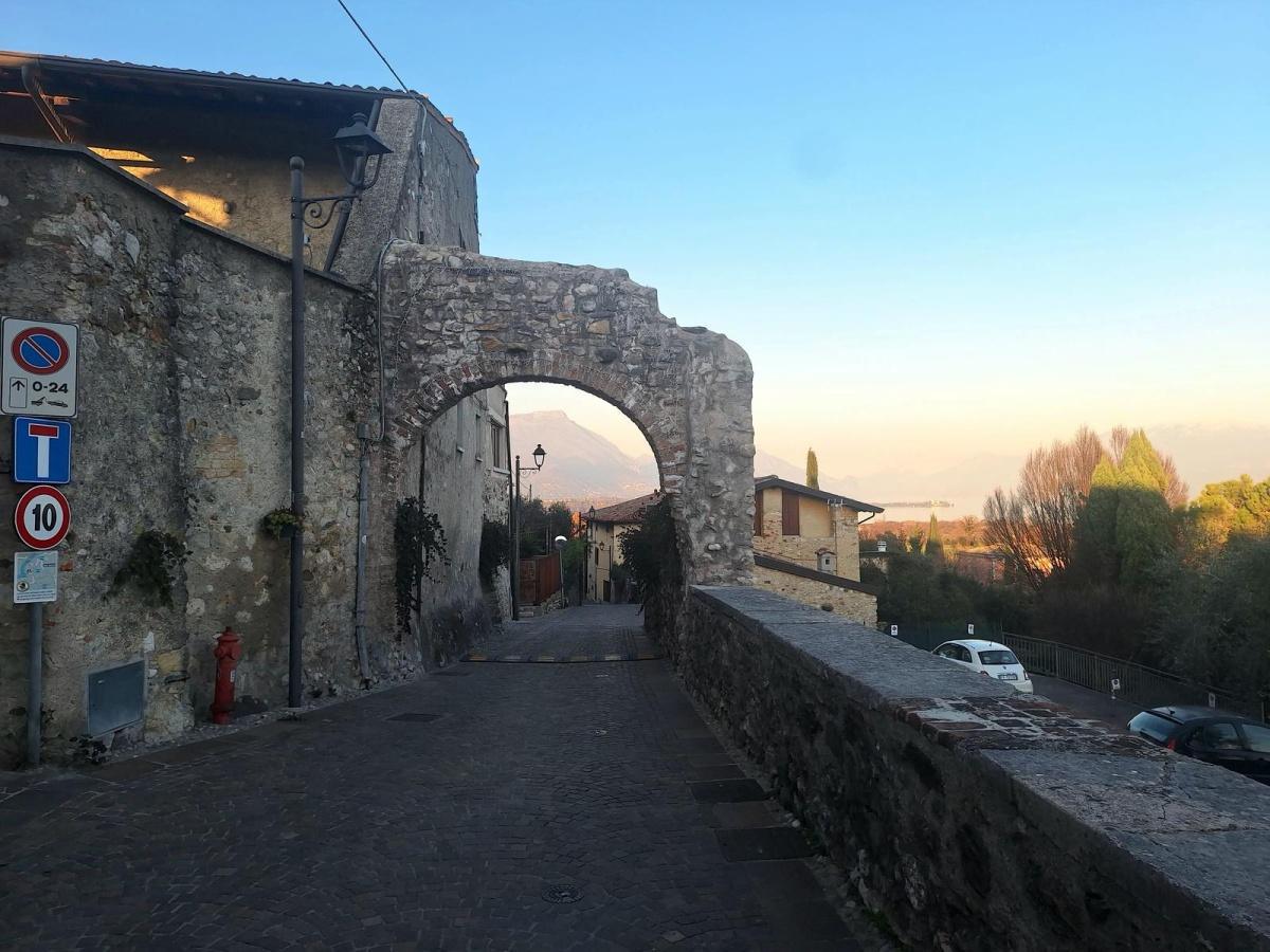 Castello di Padenghe, Santuario della Madonna del Carmine e Castello di Moniga da Desenzano del Garda Castello di Padenghe, Santuario della Madonna del Carmine e Castello di Moniga da Desenzano del Garda