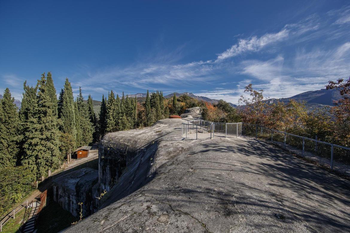 I Forti del Monte Brione: Sentinelle di Storia sul Garda Trentino