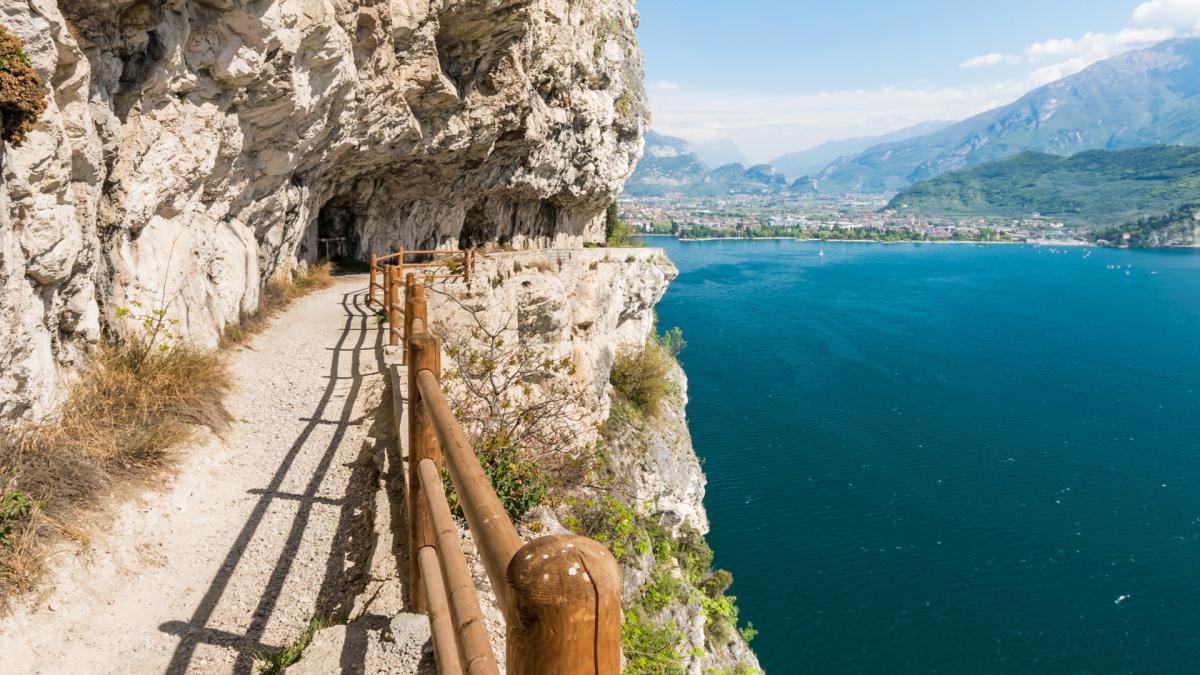 🌟 Guida a Riva del Garda e Dintorni: I Luoghi Imperdibili tra Natura, Storia e Viste Mozzafiato 🌟 Guida a Riva del Garda e Dintorni: I Luoghi Imperdibili tra Natura, Storia e Viste Mozzafiato