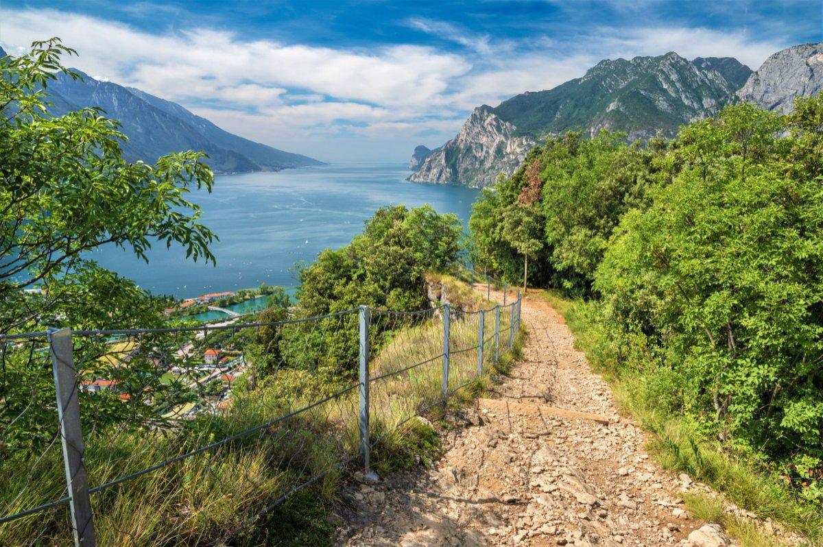🌟 Guida a Riva del Garda e Dintorni: I Luoghi Imperdibili tra Natura, Storia e Viste Mozzafiato 🌟 Guida a Riva del Garda e Dintorni: I Luoghi Imperdibili tra Natura, Storia e Viste Mozzafiato