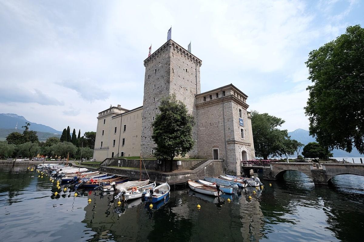 🌟 Guida a Riva del Garda e Dintorni: I Luoghi Imperdibili tra Natura, Storia e Viste Mozzafiato 🌟 Guida a Riva del Garda e Dintorni: I Luoghi Imperdibili tra Natura, Storia e Viste Mozzafiato