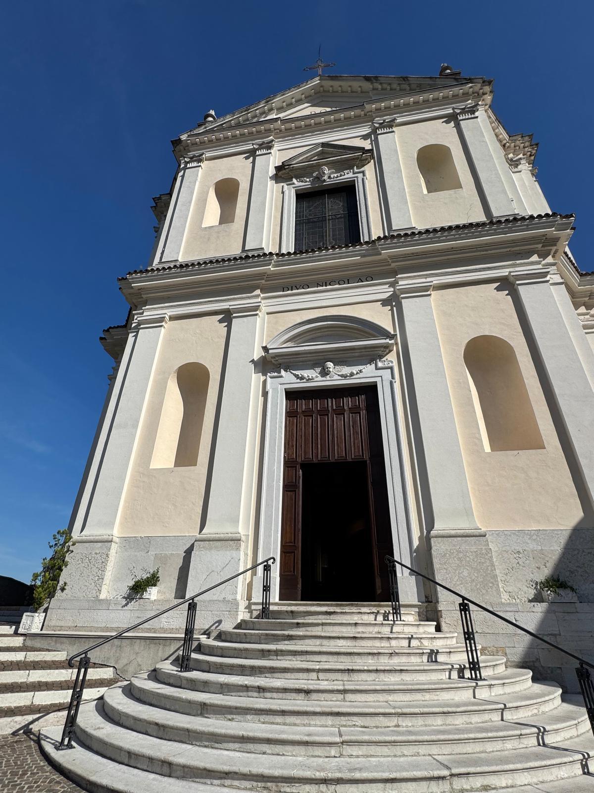 Chiesa di San Nicolò da Bari: arte, storia e panorami sul Lago di Garda Chiesa di San Nicolò da Bari: arte, storia e panorami sul Lago di Garda