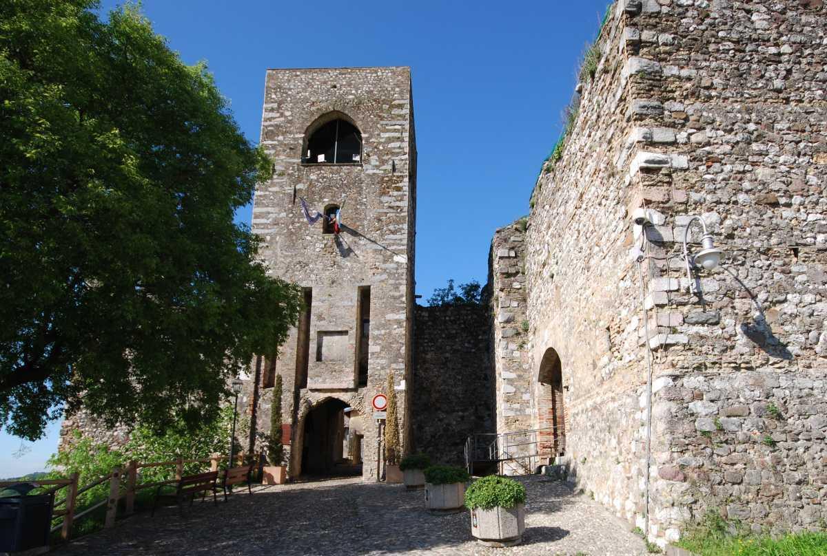 Passeggiata sul Garda: Dall’Abbazia di Maguzzano al Castello di Padenghe (circa 4 km solo andata) Passeggiata sul Garda: Dall’Abbazia di Maguzzano al Castello di Padenghe (circa 4 km solo andata)