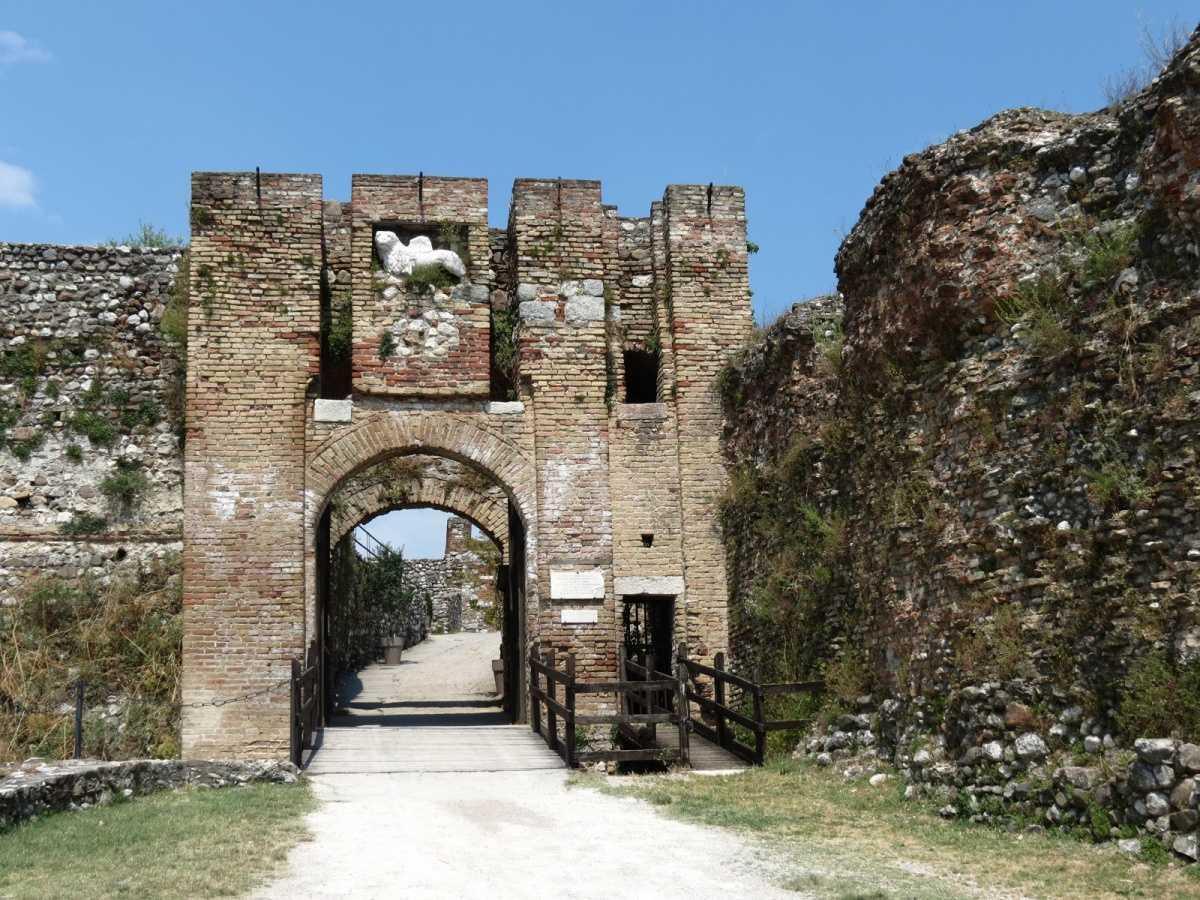 Rocca di Lonato: Storia, Curiosità e una Vista Unica sul Garda