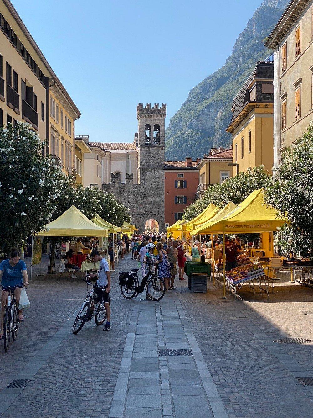 🛍️ Guida ai Mercati Settimanali del Garda e Dintorni