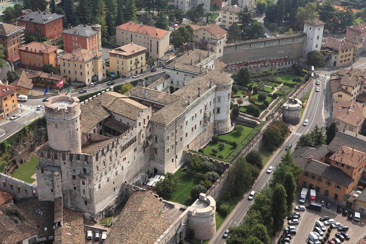 🌧️ Sponda Nord: Cosa Fare Sul Lago di Garda Quando Piove? 🌧️ Sponda Nord: Cosa Fare Sul Lago di Garda Quando Piove?