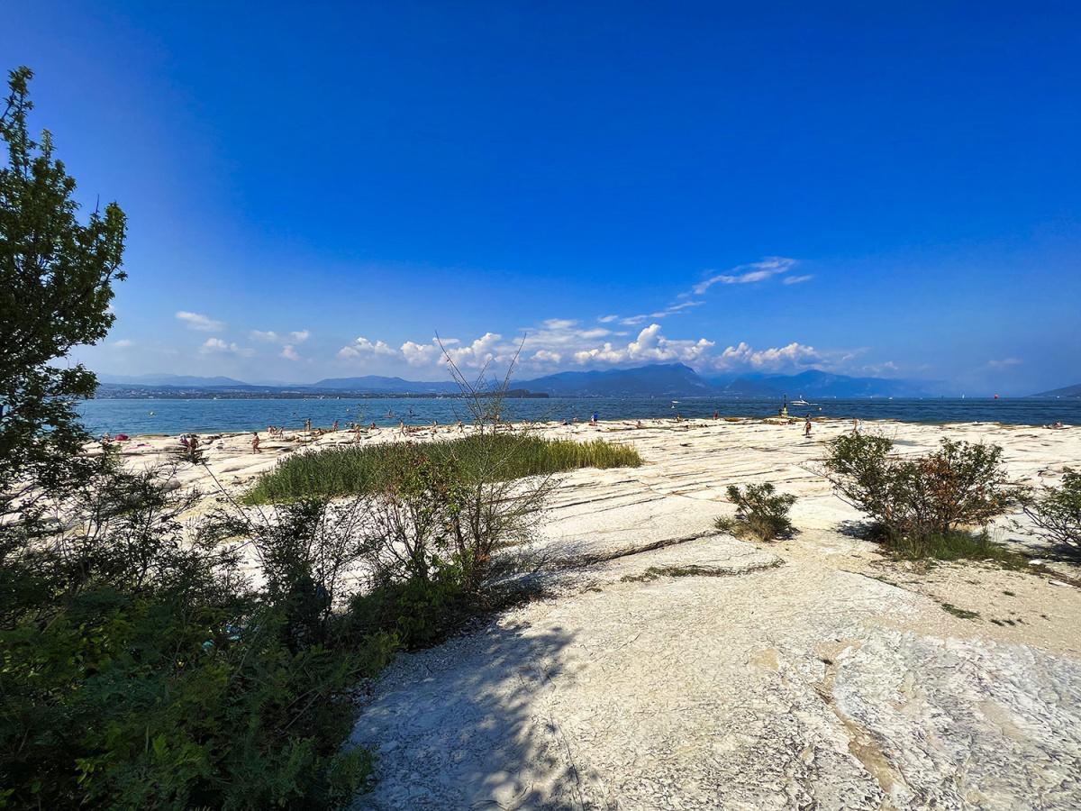 La Top 5 spiagge Bandiera Blu del Lago di Garda La Top 5 spiagge Bandiera Blu del Lago di Garda