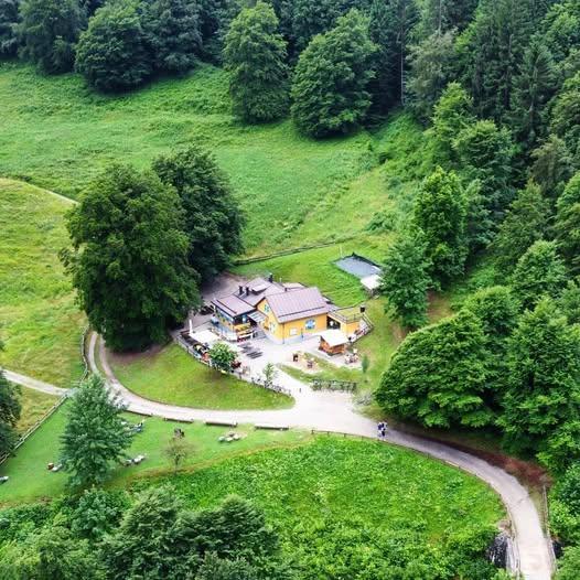Rifugio Capanna. Malga Grassi. Rifugio Capanna. Malga Grassi.