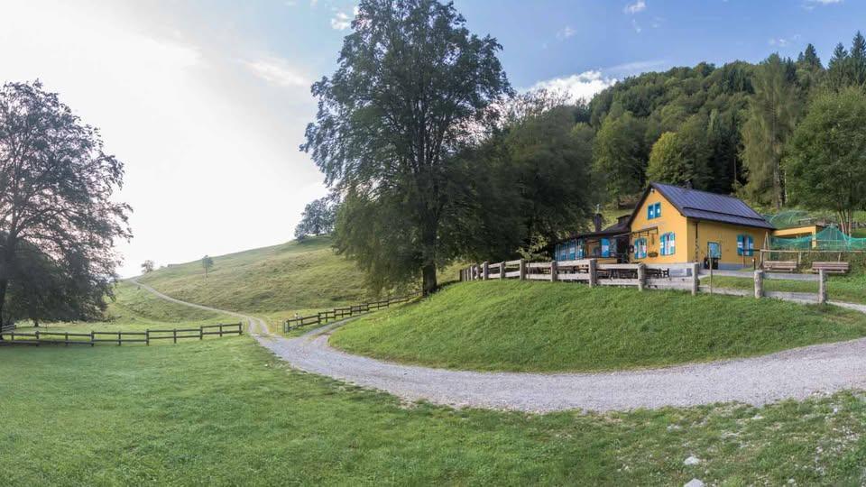 Rifugio Capanna. Malga Grassi. Rifugio Capanna. Malga Grassi.