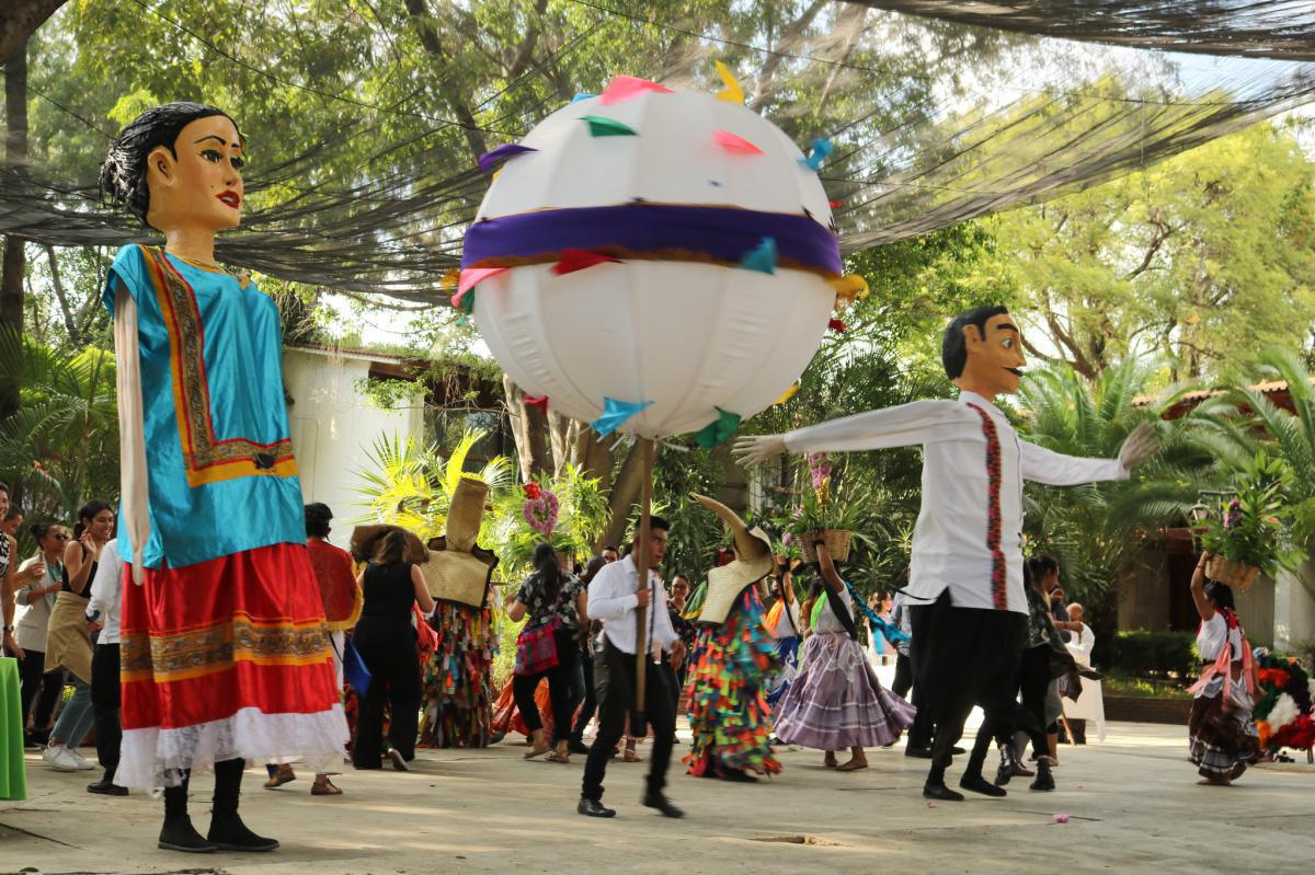 MONOS DE CALENDA MONOS DE CALENDA