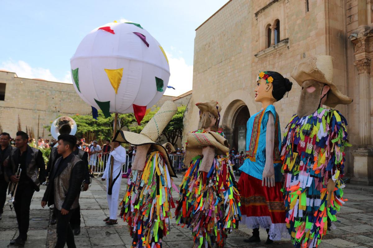 MONOS DE CALENDA MONOS DE CALENDA