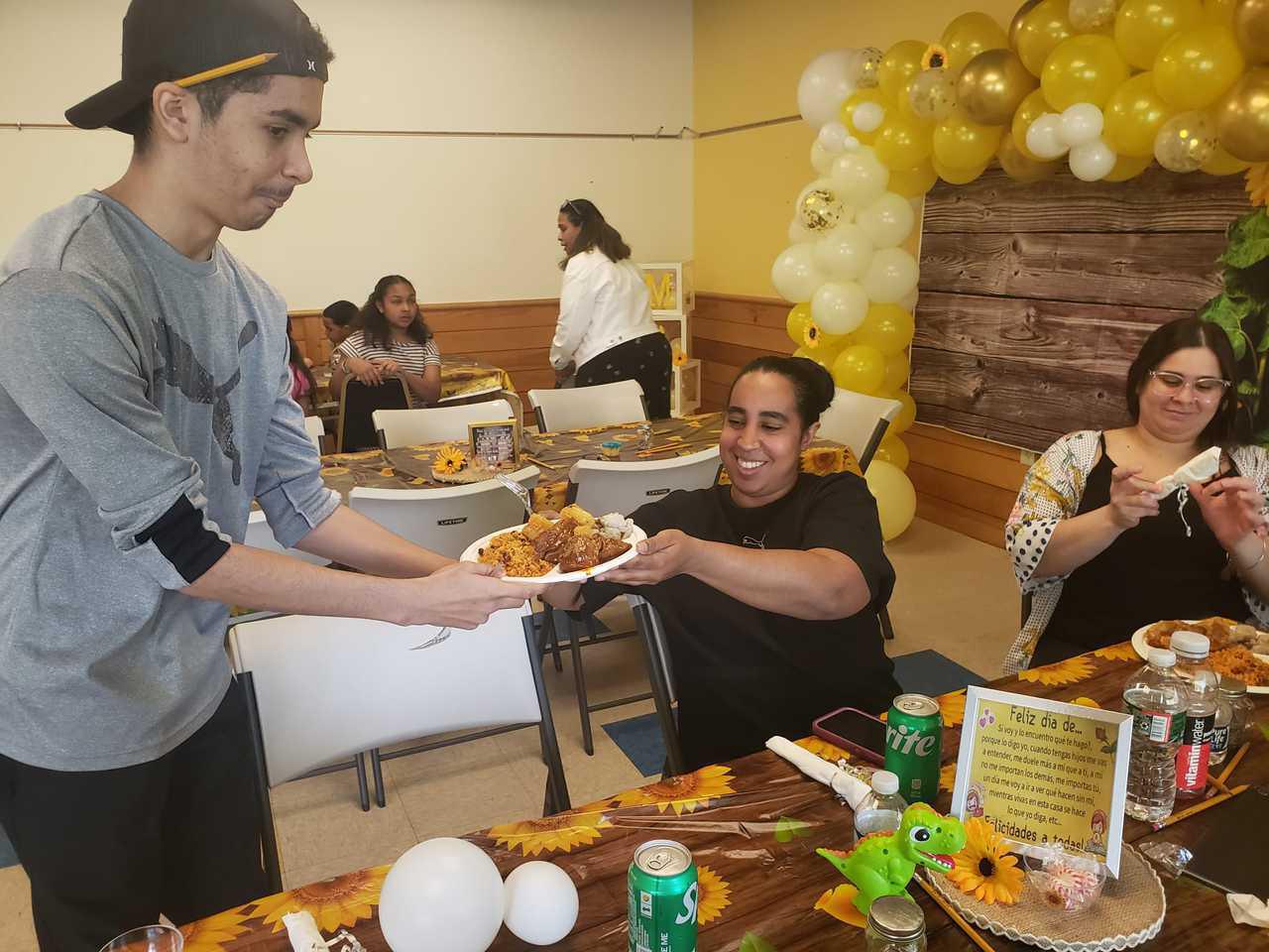 Actividad de Madres 2023 / Juveniles sirviendo la comida 