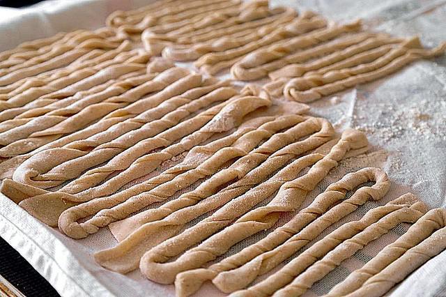 MANI IN PASTA MANI IN PASTA