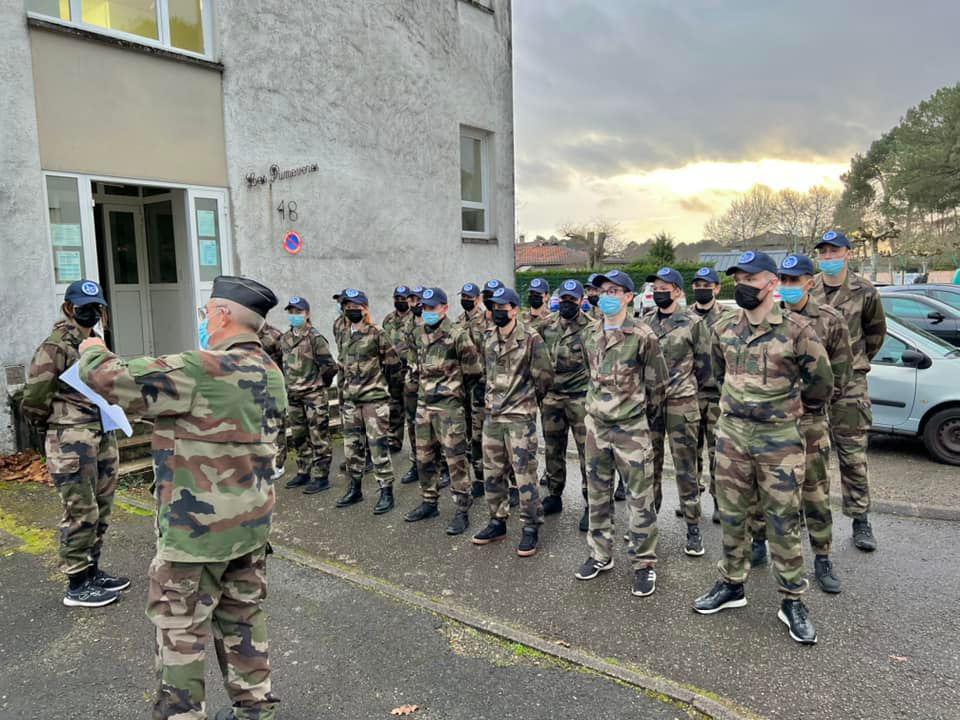 Formation des Cadets en tenue militaire