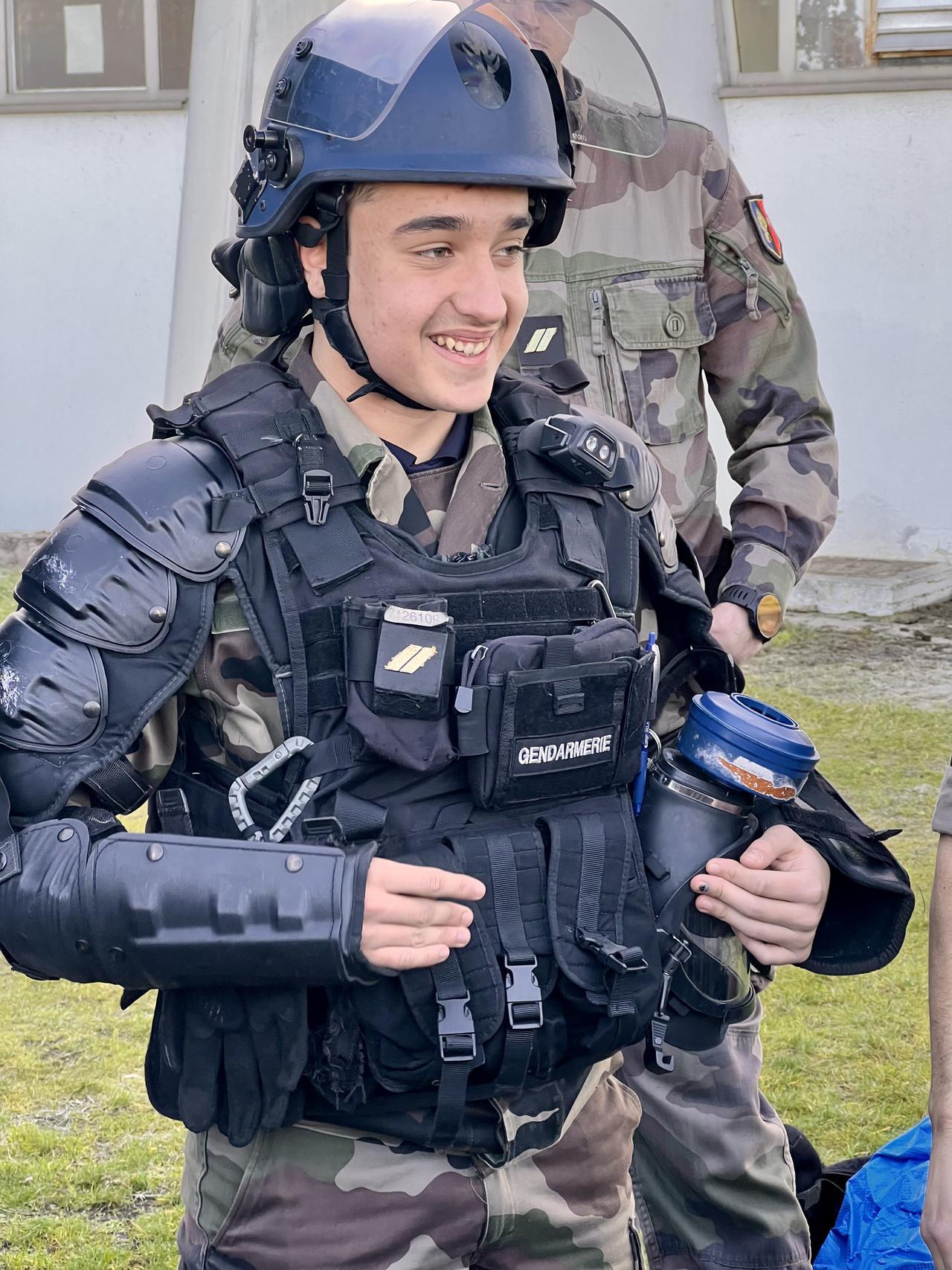 Découverte des équipements de maintien de l’ordre