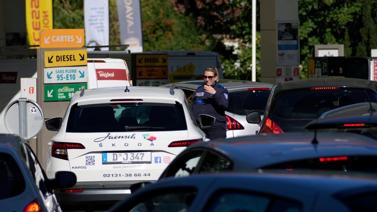 French PM Announces Staff Requisition over Fuel Shortage