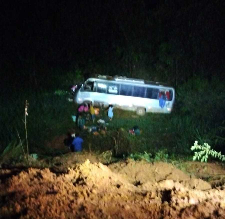 16 feridos e 2 mortos em acidente com micro-ônibus na Transamazônica.