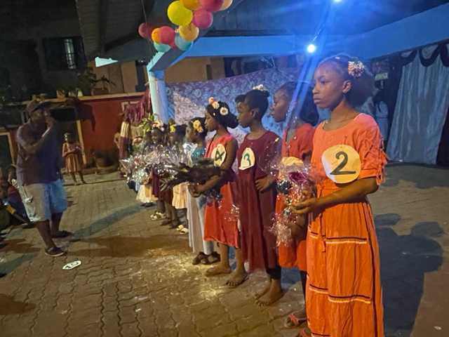 L'association RMV a organisé une manifestation pour Mini Miss de Miréréni Grand Miss, qui a été couronnée de succès avec la participation de nombreuses jeunes filles enthousiastes et talentueuses du village.