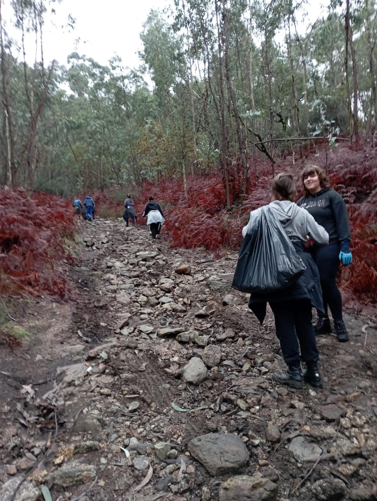 Jovens da Nossa Comunidade participam numa Limpeza Florestal Jovens da Nossa Comunidade participam numa Limpeza Florestal