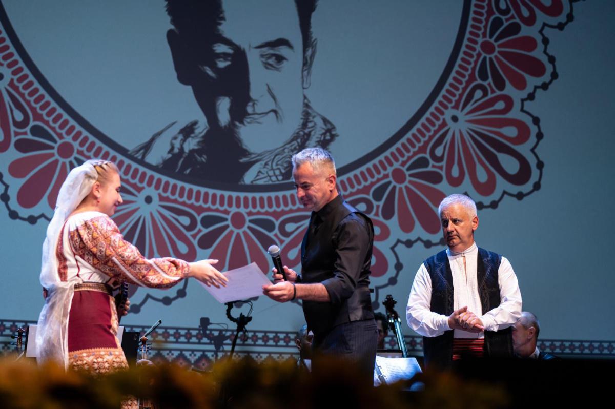 Trofeul Festivalului-Concurs Național de Interpretare a Cântecului Popular Românesc „Dan Moisescu”, ediția a XXVIII-a, câștigat de interpreta Alice-Olivia Ghile, din județul Sălaj Trofeul Festivalului-Concurs Național de Interpretare a Cântecului Popular Românesc „Dan Moisescu”, ediția a XXVIII-a, câștigat de interpreta Alice-Olivia Ghile, din județul Sălaj