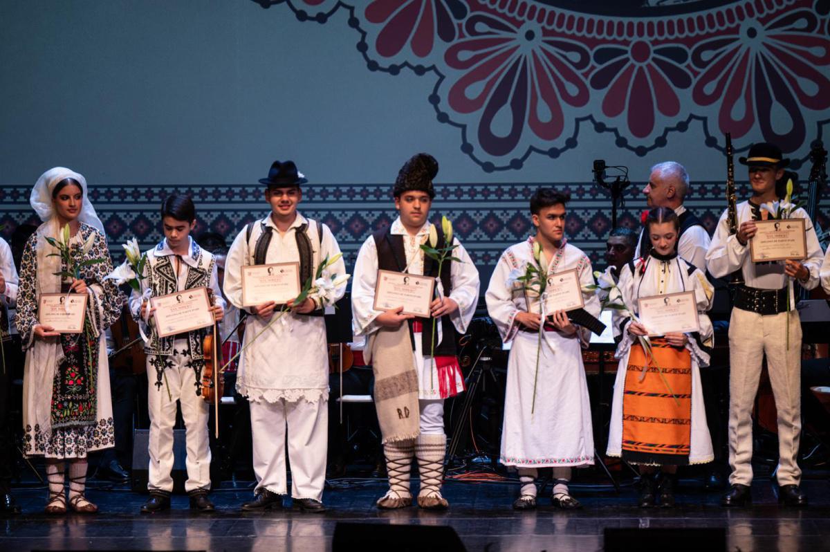 Trofeul Festivalului-Concurs Național de Interpretare a Cântecului Popular Românesc „Dan Moisescu”, ediția a XXVIII-a, câștigat de interpreta Alice-Olivia Ghile, din județul Sălaj Trofeul Festivalului-Concurs Național de Interpretare a Cântecului Popular Românesc „Dan Moisescu”, ediția a XXVIII-a, câștigat de interpreta Alice-Olivia Ghile, din județul Sălaj