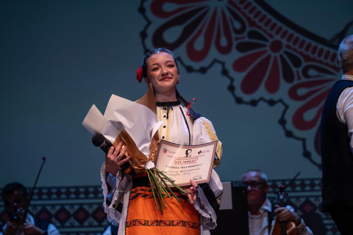 Trofeul Festivalului-Concurs Național de Interpretare a Cântecului Popular Românesc „Dan Moisescu”, ediția a XXVIII-a, câștigat de interpreta Alice-Olivia Ghile, din județul Sălaj Trofeul Festivalului-Concurs Național de Interpretare a Cântecului Popular Românesc „Dan Moisescu”, ediția a XXVIII-a, câștigat de interpreta Alice-Olivia Ghile, din județul Sălaj