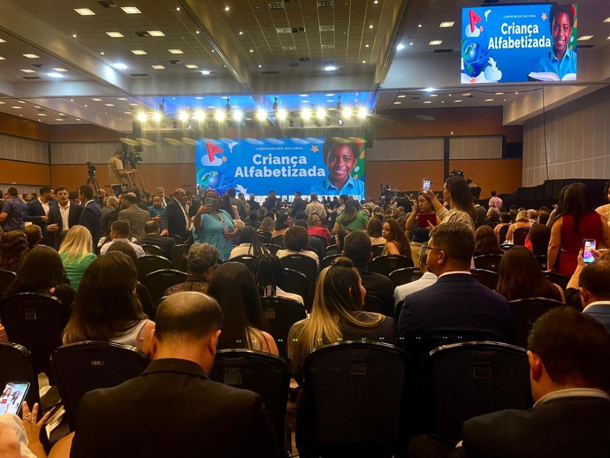 Educação municipal de Jales recebe oficialmente o Selo Ouro Nacional ‘Compromisso com a Alfabetização–MEC 2024’ em Brasília