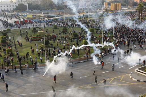 Grenades de gaz lacrymogène tirées par la police égyptienne au centre du Caire, 25 janvier 2011 — AFP/Getty Images