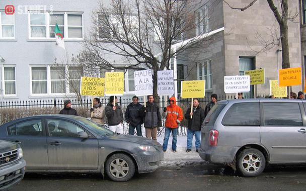 Rassemblement du RCD à côté du consulat d'Algérie à Montréal le 5 février 2011