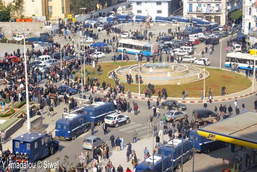 Des manifestants impuissants devant l'imposant mur des forces antiémeutes (photo SIWEL)