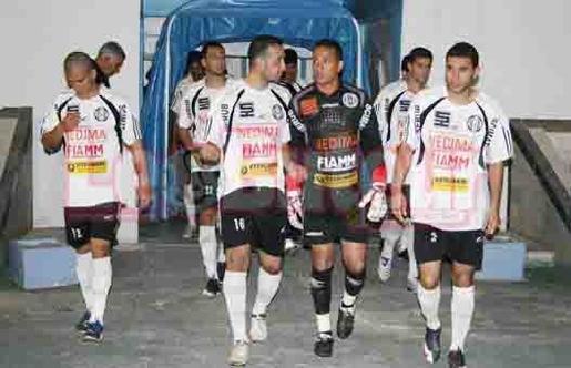 Hamza Ziad discutant avec le gardien du MSPB (PH/DR)