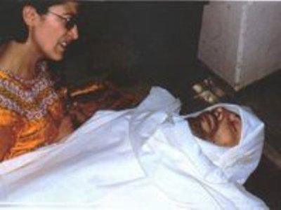 Malika Matoub pleurant son frère Lounes assassiné le 25 juin 1998 (DR)