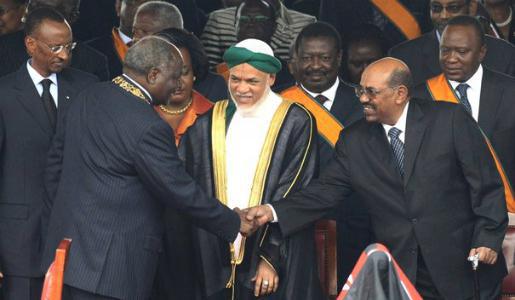 Omar el-Béchir (à droite) à Nairobi, Kenya, le 27 août 2010. (Photo : REUTERS/Thomas Mukoya)