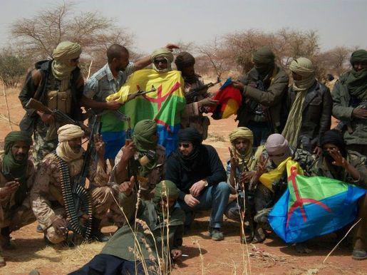 Des soldats du MNLA en compagnie de Fathi n Khalifa, président du CMA (PH/DR)