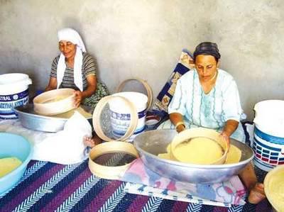 Femmes roulant le couscous (PHOTO :  DR)