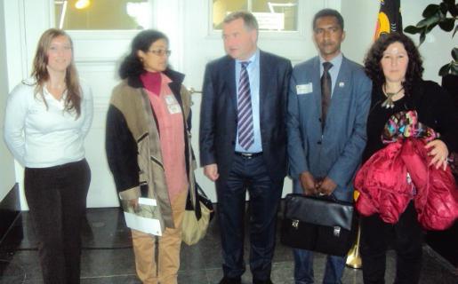 Kim Van Cauteren (g) présidente de la jeunesse NVA, Zakiyatou Walet Halatine, Karim Van Overmeire Président du Parlement Flamand, Mossa Ag Attaher, et Yasmina Oubouzar (d) Porte-Parole du MAK à l'étranger. (PH/SIWEL)