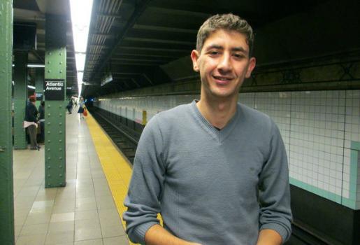Said Kanoun, sur le quai du train de la ligne R à la plate-forme de Manhattan le lendemain de son saut sur les rails pour sauver de sa chute une femme inconsciente. (Crédit Photo : Amy Sara Clark)