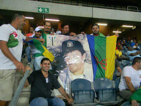 La diaspora kabyle de Johannesbourg arborant le drapeau Amazigh et la photo géante de Matoub Lounes lors du match amical Algérie-Afrique du Sud, le jour de Yennayer (Photo SIWEL)
