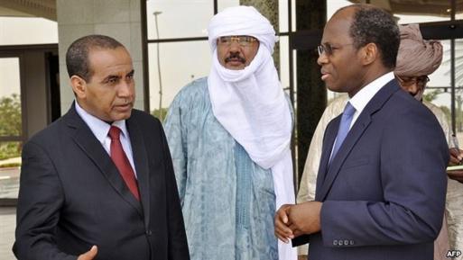 Ibrahim Ag Mohamed Assaleh, conduisant, le 9 juin 2012, la délégation du MNLA à Ouagadougou, en conversation avec le ministre burkinabè des Affaires étrangères Dijbril Bassolé.(Photo/AFP/Archives)