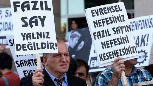 À l’ouverture du procès, une centaine de militants des droits de l'Homme, dont des artistes et des journalistes, avaient manifesté leur soutien en brandissant des pancartes justice où l’on pouvait lire : "Fazil Say n'est pas seul". (PH/DR)