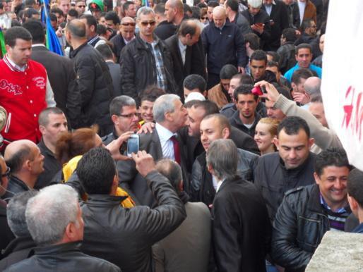 M. Ferhat Mehenni entouré de militantes et de militants au Trocadéro, le 20 avril 2013 à Paris. (Photo/Siwel) 